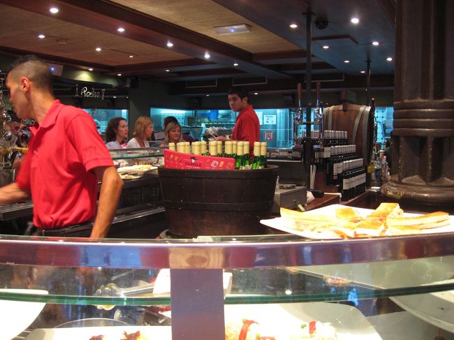 毎日座る場所はカウンター。<br />料理が頼みやすいし、一人でも気軽だし、安いし。