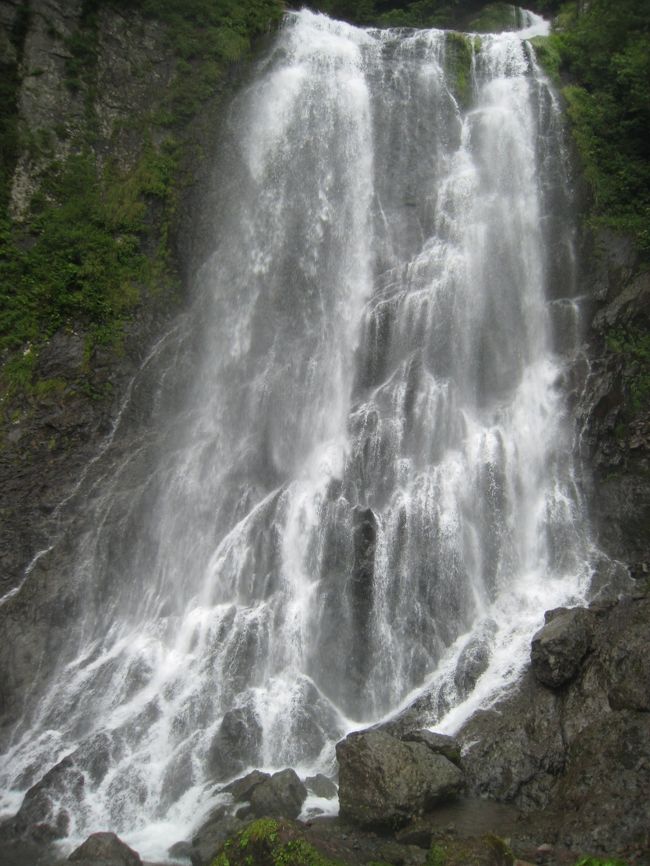 久手御輿滝／落差58ｍ。昨日からの雨で水量が増え、大迫力。マイナスイオンを一杯浴びて、しばし圧倒されていました。