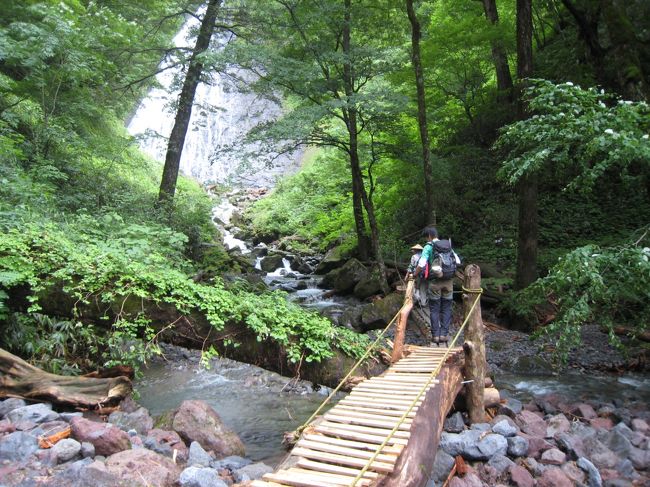 池之俣御輿滝を見ながら丸木橋を渡ります。