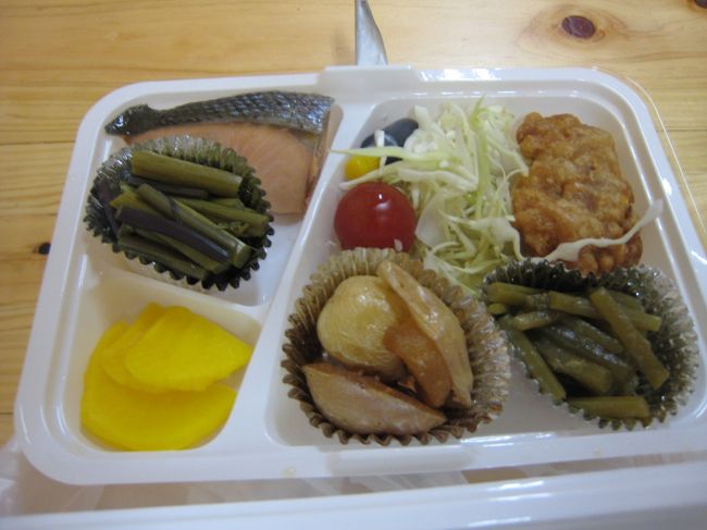 出発時に、予約していたこのお弁当を頂いて烏帽子小屋でランチです。この小屋にはエコトイレも設置してありました。