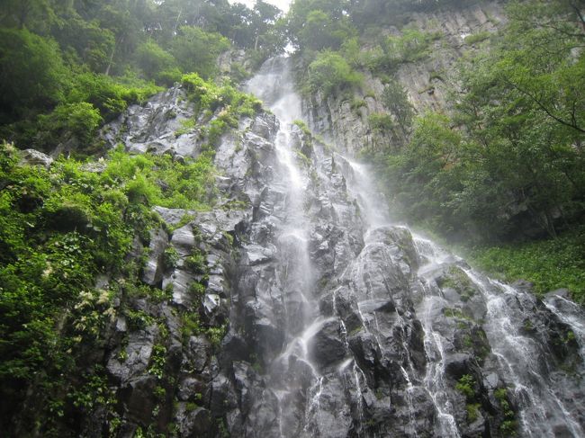 青垂滝／この滝は冬になると凍結し、遠くから見ると青く輝いているのだそうです。これは雄滝で、落差90ｍ。この付近は大量の雨の時には鉄砲水が発生するらしく、倒木や岩の瓦礫が散乱していました。