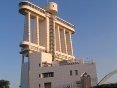 夕日を浴びたポートビル


帆船イメージのデザイン

帆船に見えますか？

http://www.higashiyama-garden.com/kanko_bus/tennai.htm


展望フロアーとレストランがあり

名古屋名物もあるでよっ♪

なかなか美味


ビアガーデンに上がってメシする？