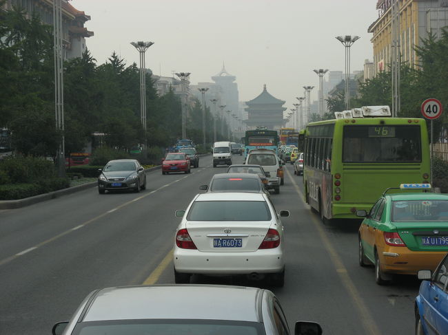 安定門の上から見た道路の様子。<br /><br />街の中央には鐘楼があり、そこから東西南北の各城門までメインストリートがまっすぐに延びています。<br /><br />正面に写っているのが鐘楼です。<br /><br />暗くなるとライトアップされます。