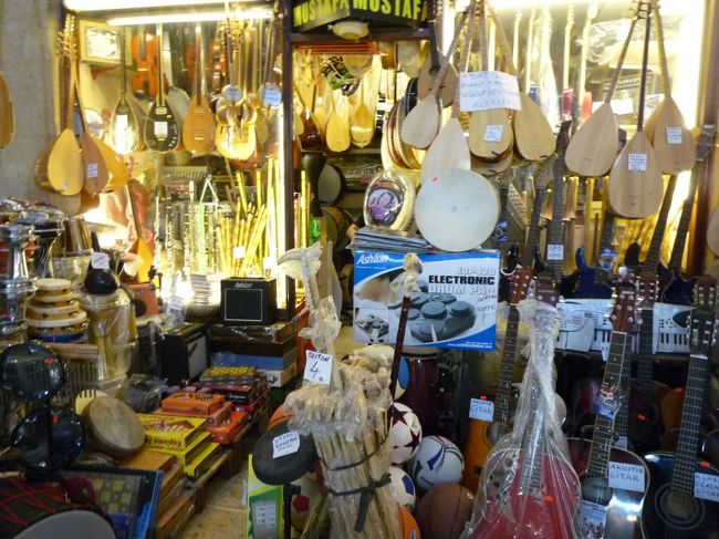 暑いので地下のバザールでウロウロ。