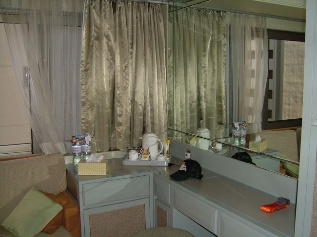 安っぽいつくりのホテルですね。<br /><br />窓を開けても隣の建物。