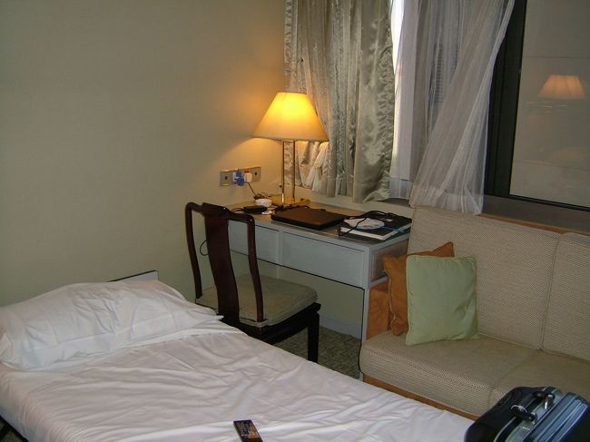 強引にトリプルルーム化した感じで、スーツケースを広げる場所なんてない！！！<br /><br />デスクもあるけど、ベッドが邪魔で椅子に座れませーん。