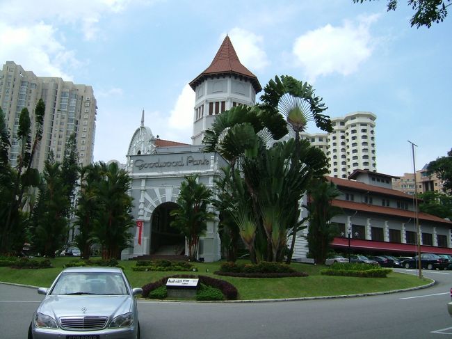 ここからＱＴと２人は別行動です。<br /><br />ＱＴは気になっていた、「グッドウッドパークホテル」を見に行きました。いきなりＳクラスが出てきてビビルＱＴ。<br /><br />ワオ高級。何て思いつつシャッター。<br />