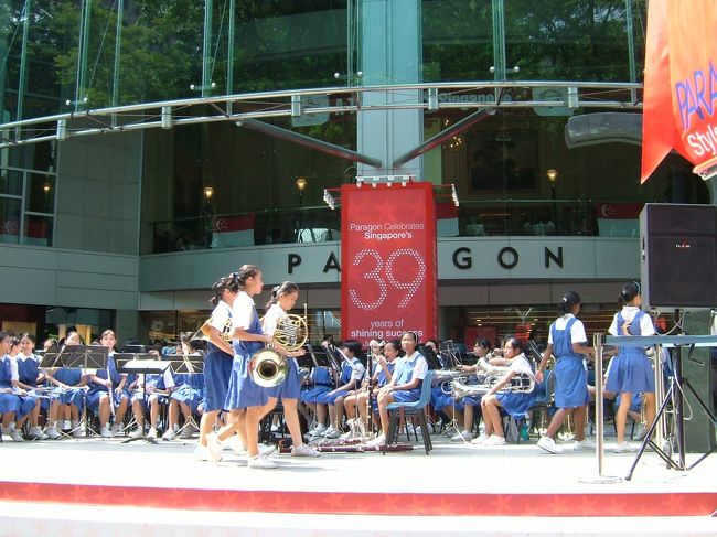 ここ高島屋迎えのパラゴン。デパートです。<br /><br />何かイベントをやっているようですね。<br /><br />シンガポール３９歳の誕生日を祝うパーチーが開かれるようでした。