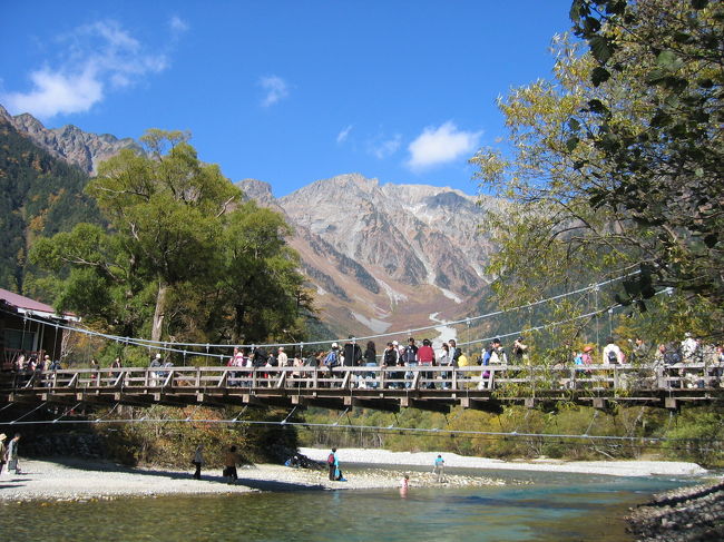 　河童橋も含めてもう1枚。河童橋は日中はいつ来ても常に渋滞しているなあ。<br />　ここから平湯に戻り福地温泉でゆったり。