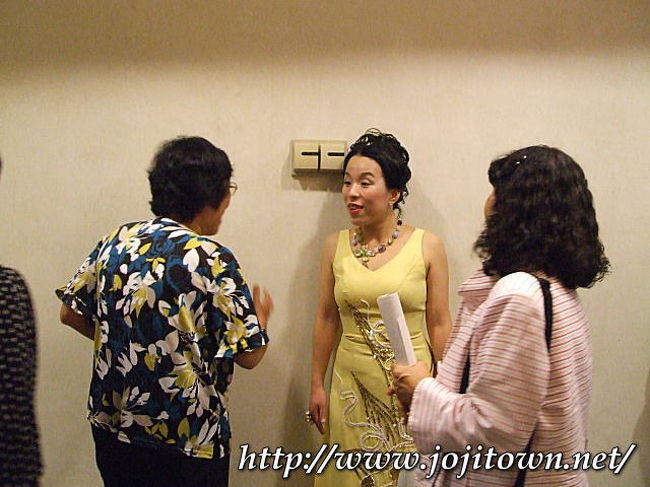 ･2009/7/5<br />このコンサートは私にとっても記念すべきものなのです。<br />理絵ちゃんの取材記事中にある３回目から私も毎年伺っているんです。そのときの三人が８年経ち、全員が母となった今年。<br /><br />これも何かとてつもないご縁を感じます。１０周年がスタートでもあると仰る三人が、これからもとても楽しみです。<br /><br />アンコールはテルスと一緒に理絵ちゃんが登場しました。♪笹の葉さらさら〜〜から、今年の吉音スーパーステージでも歌ってくださった『オー･ソレ･ミオ（私の太陽）』でした。<br /><br />終了後、理絵ちゃんはロビーで一人一人にご挨拶です。「今日も綺麗だったよぉ」と理絵ちゃんに伝えると「ひろみサンありがと〜」と頬を紅潮させたまま、満面の笑顔でした。