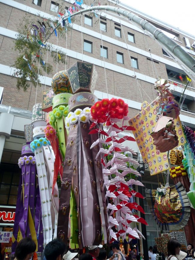 大きな飾り竹には、吹流しを５つ付けるのが<br />特徴です。