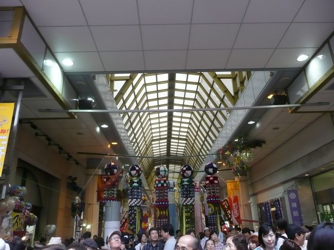 左に曲がって、<br />マーブルロードおおまちに入っていきます。