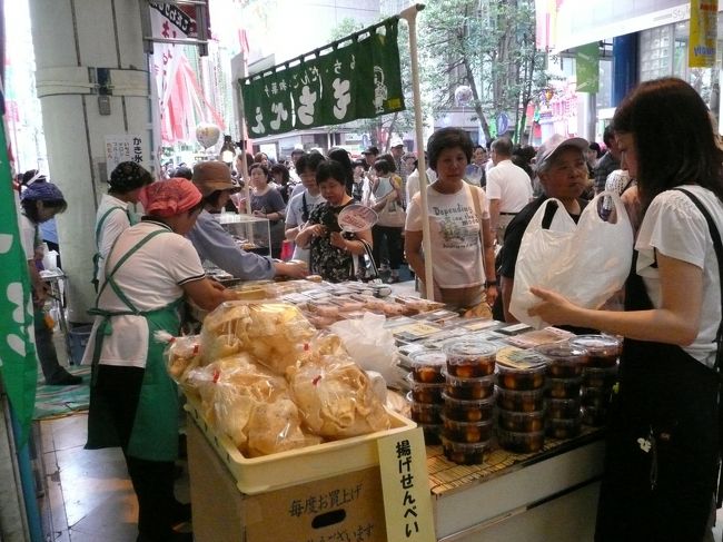 藤崎さんの前で売られていた、<br />お団子やおこわ、お赤飯のおにぎり、<br />まんじゅうなど。<br />お祭りでどこも飲食店は混雑するため、<br />ここで購入して食べます。<br />子供たちは行列で待ちきれなくなって<br />ぐずるので便利です。