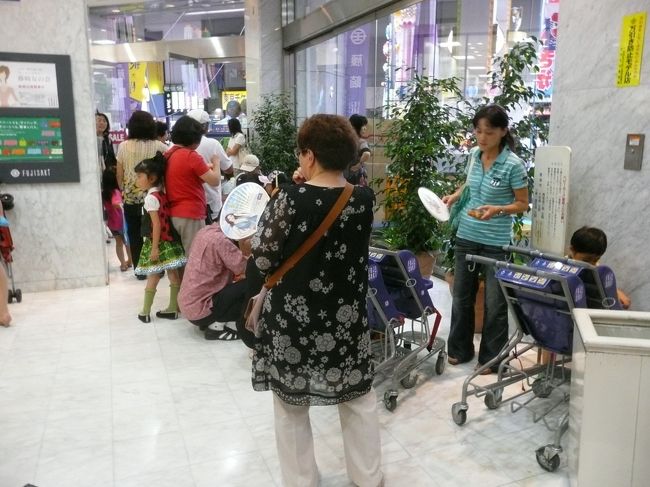 藤崎さんの入り口内で<br />みなさん、食べていました。