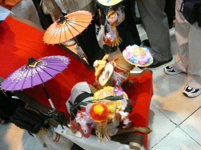 飼い犬に可愛らしい格好をさせて<br />歩いていたお父さんがいました！