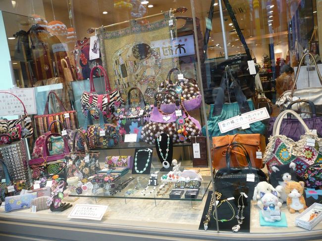 このカバン店さんも<br />可愛らしいカバンが飾られていました