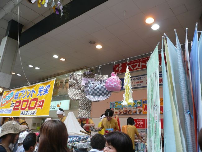 生地のマブチさん<br />１メートル２１０円って、すごくないですか！<br />ディズニーとかいろいろありましたよ！<br />この写真の右側ののれんは、５００円！<br />七夕ならではの、激安ぶり！<br />もうもみくちゃ状態！