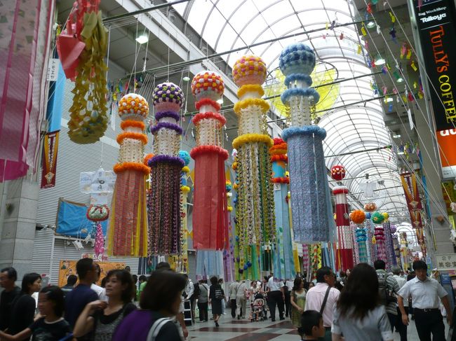 ここのアーケードは<br />駅にパルコなどが来たために<br />シャッター通りになりつつあります。<br />飾りも少なくなりました。