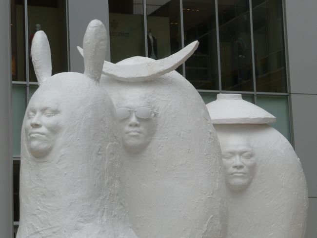 地元局の東北放送で放映している、<br />「ぼんやり〜ぬＴＶ」で製作したもの。<br />メインは、地元出身のサンドウィッチマン<br />一番前は、地元栗原出身の狩野英孝さん<br />実は、<br />仙台駅構内に、政宗像があったんですが、<br />岩出山へ行ってしまって<br />待ち合わせがなくなり、それを聞いた<br />サンドが製作しようとなったもの。