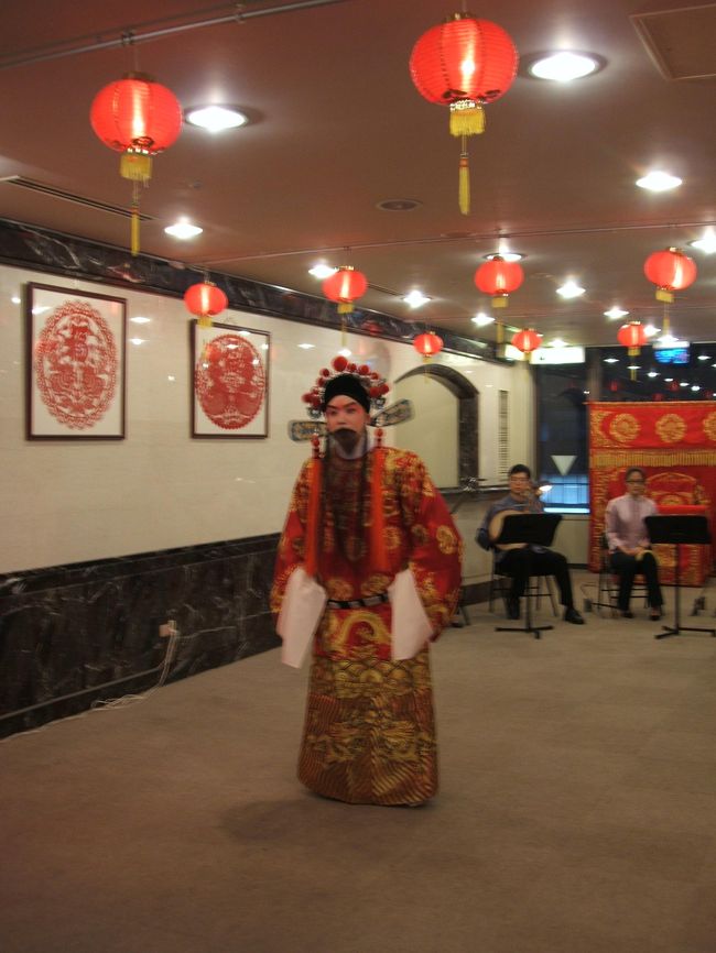 その後、SさんはTaipei EYEに京劇を観に行くとのこと。便乗しちゃいました。<br />前半：民族舞踊　後半：京劇<br />京劇は初めて観たけど楽しい！日本語字幕も出るので内容もわかるしアクションがすごい。<br /><br />士林観光夜市で食事後、Sさんとはお別れです。<br />Sさんほんとにありがとう。楽しかったです！