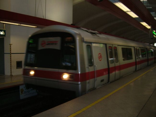 朝７時２５分、ありえないほど早いけど身軽になりＭＲＴで移動する。<br /><br />ＭＲＴサマセット駅からシティーホール駅で乗り換え。チャンギ空港駅を目指す。<br /><br />チャンギについたらタクシーでＴＭＦＴへ向かった。<br /><br />ＴＭＦＴに着くと、フェリーのチケット購入。<br /><br />この時、ネットで買えることも知らず、直接カウンターで買った。