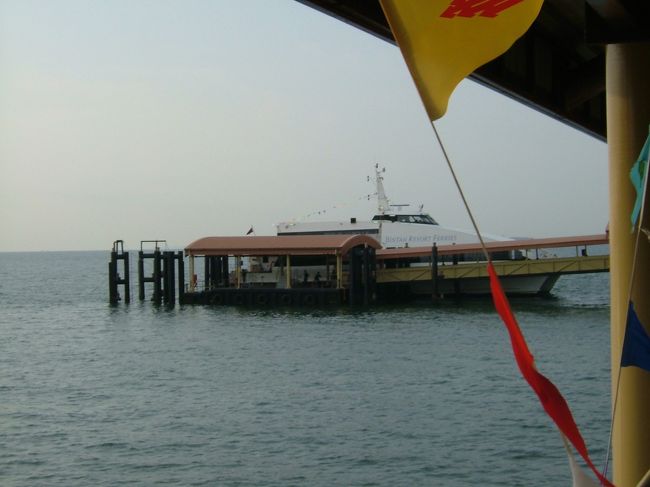 ここが桟橋。フェリーはあれ。<br />