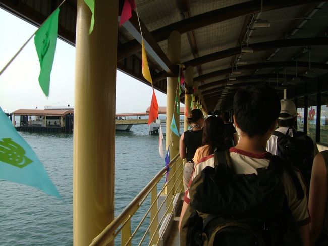 ビンタン島へ行く観光客が結構多いようだ。<br />