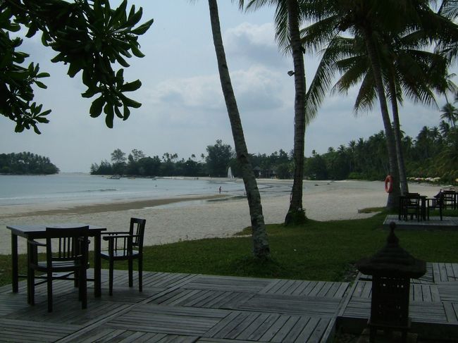 無事１０時（現地時間）マヤンサリに到着。ありえないほど早い。<br /><br />チェックインは早くても１１時半と言われた。そのため、荷物をフロントデスクに預けて、海で泳ぐことにした。<br /><br />チェックインの際、帰りのフェリーの予約をする。事前に予約することも可能。<br /><br />カウンターで用紙に記入していると、ウェルカムドリンクのサービスがあった。<br /><br />美味しいフルーツジュースだった。<br /><br />ここがマヤンサリのビーチ。マナマナビーチクラブにも歩いていける。ずーっとあっち。<br />