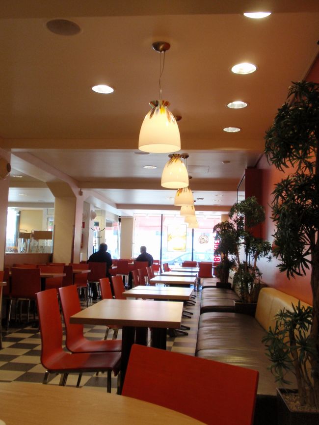 ポップな感じの店内。