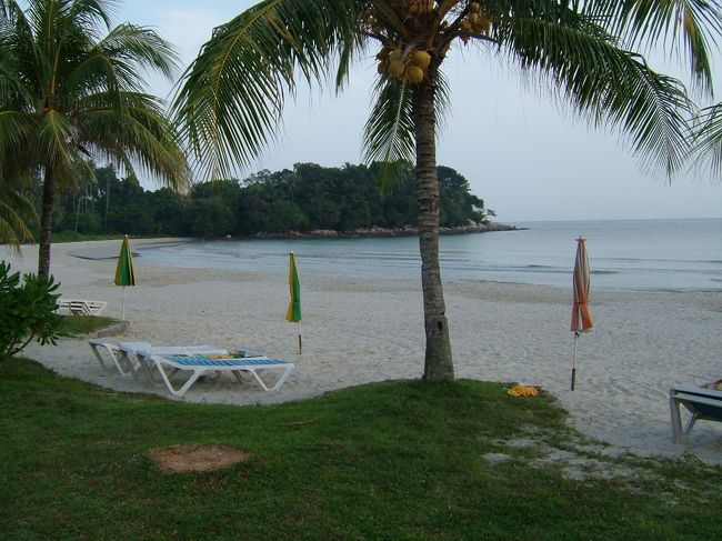 ビンタン島２日目の朝。７時起床。元気です。ビーチには・・・誰もいない。<br /><br />観光客らしい人もいない。皆寝てるの？もう７時だよ？<br />