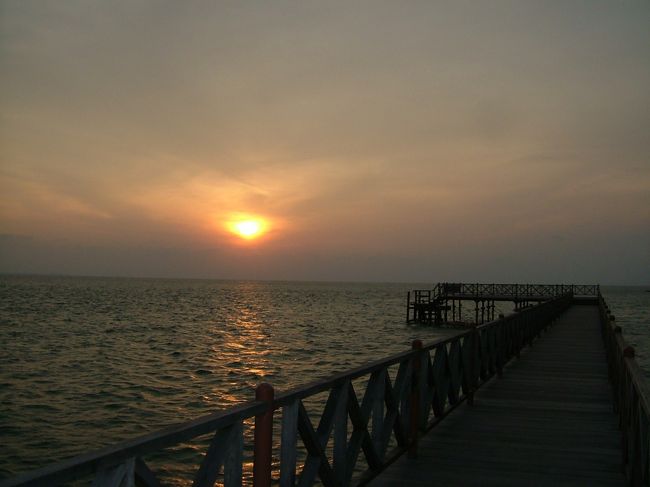 最後の夜のディナーは海上レストラン「ケロンレストラン」でのシーフード。<br /><br />フロントデスクで、ケロンに行きたいんだけど！と言うとカートで乗せて行ってくれる。<br /><br />数分後到着。<br /><br />夕日が綺麗な時間帯だった。<br />