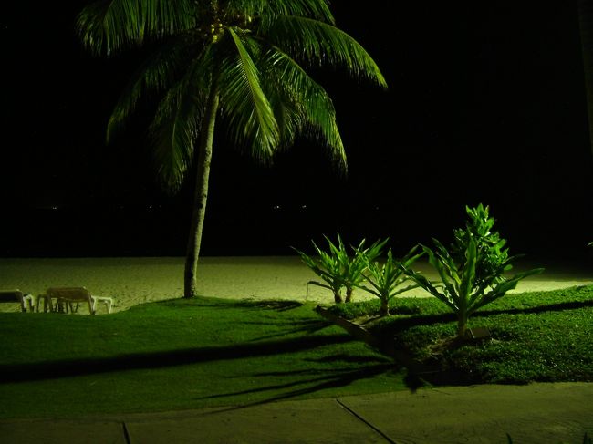 部屋の前から見たビーチ。ライトのお陰で明るい。<br />