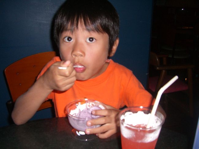 紅芋アイスと、アセロラジュースを頼みました。<br /><br />前回冬に来たときはタンカンジュースがありおいしかったのですが、今は時期ではないためありませんでした。