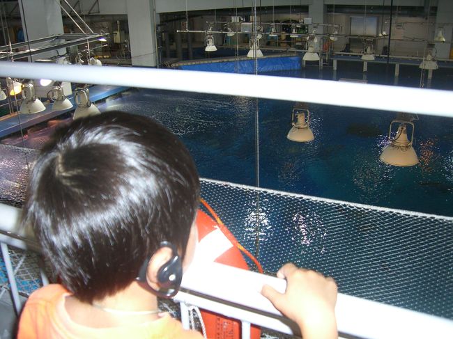 時間になったので、黒潮探検に出発です。<br /><br />耳にイヤホンをつけ説明を受けます。