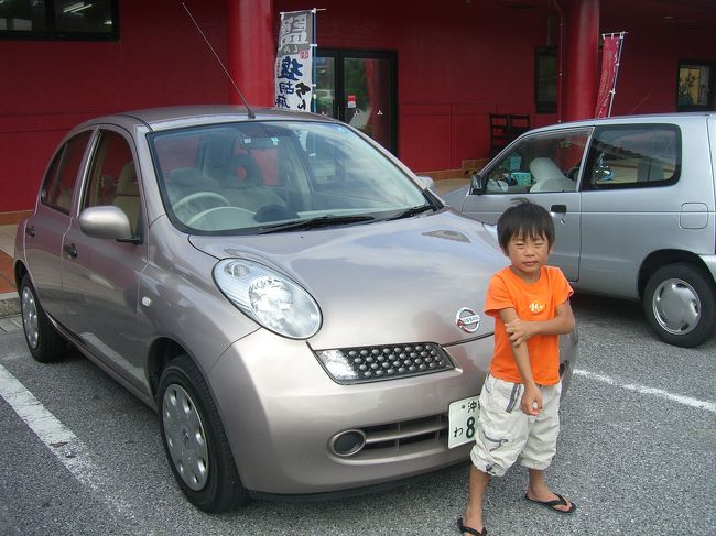 次は、お菓子御殿恩納店に行きました。<br /><br />今日のレンタカーはマーチです。もちろんETC付です。<br />これが一番小さいサイズで、12時間レンタル、満タン返し不要で9000円弱でした。<br /><br />水族館に行き、石川のサンエーやジャスコに寄っただけなので、ガソリンは半分にも行きませんでした。