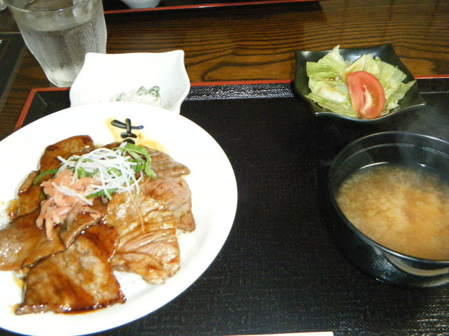 この後は、高山市内に行き、お昼です。<br />陣屋裏の吉ぽうに行きました。<br /><br />お目当ては牛めしです。味噌汁、小鉢、サラダがついて2000円です。