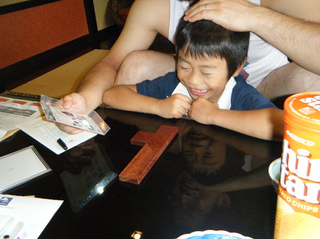 部屋には、パズルが置いてあり、子供が真剣にやってました。