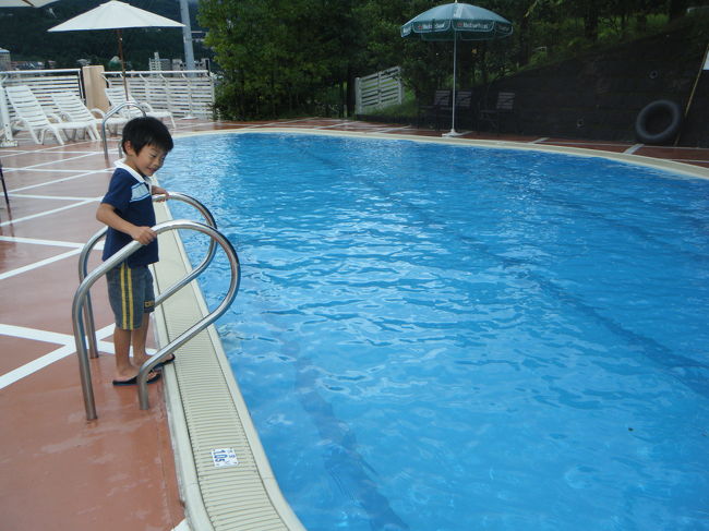 早速露天風呂に入りに行きました。<br /><br />外は雨で寒かったですが、プールに入っている人がいたので、散歩がてらプールを見に行きました。<br /><br />夕方はさすがに誰もいませんでした。プールの水は冷たく、入るのには根性が必要です。