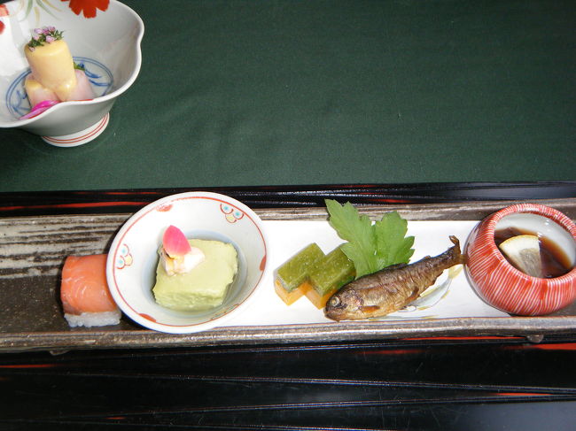 5時半から夕食です。<br /><br />遅い時間になると混雑するというので早めの時間です。夏会席という安いプランにしたので、個室ではありませんでした。<br />ちなみにバイキングは5時からだったようで、オープン前は行列ができていました。<br /><br />まずは前菜です。<br />小学生の子供のコースはこの前菜だけない以外、ほかはすべて大人と同じでした。