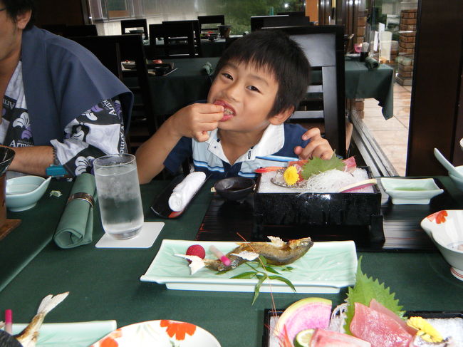子供は、鮎の骨を取ってもらい、手づかみで食べてました。