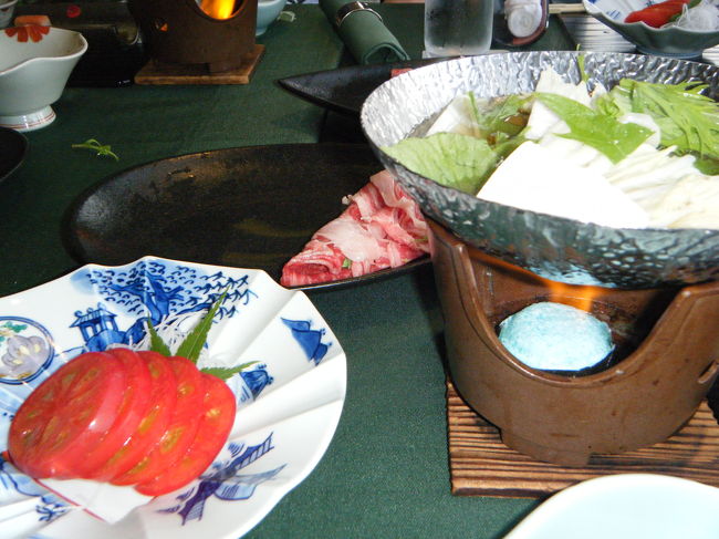 フルーツトマトと、しゃぶしゃぶです。<br /><br />トマトはすごくあまく、買って帰りたいくらいでした。<br />しゃぶしゃぶはスープに味がついているのでそのまま頂きます。