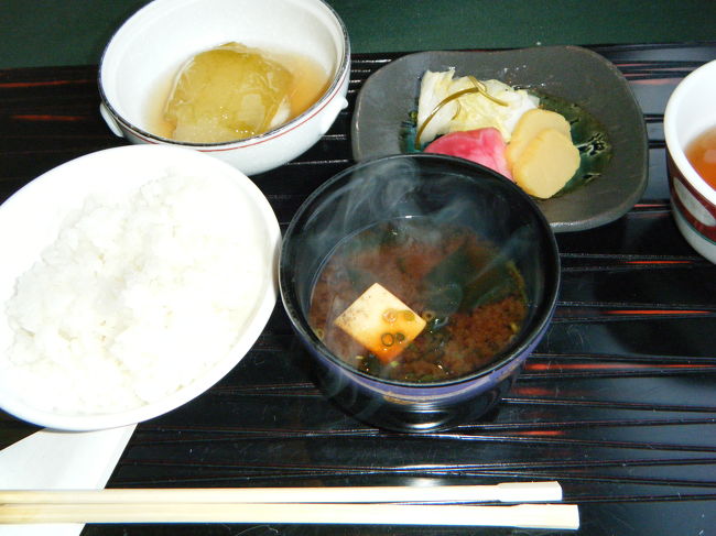 最後は、ご飯と赤だしです。<br />このころはもうお腹が一杯で、ほとんど食べれませんでした。<br />デザートはメロンです。<br /><br />