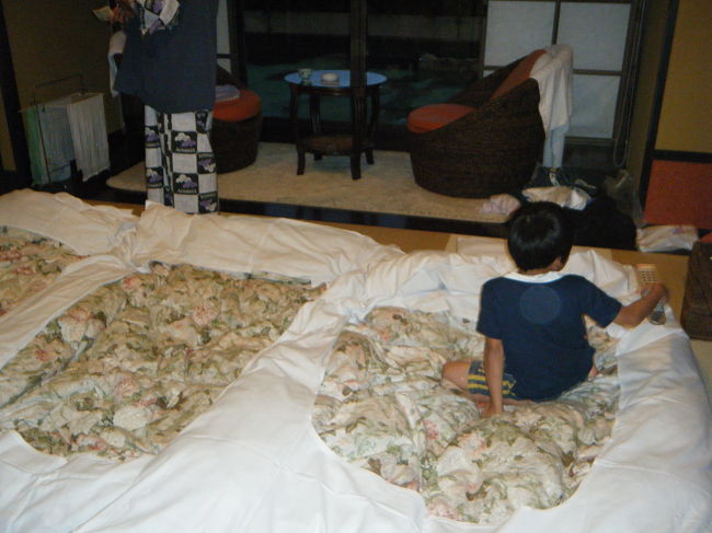部屋に戻ると、布団が敷いてありました。<br />　<br />畳に布団は落ち着きます。