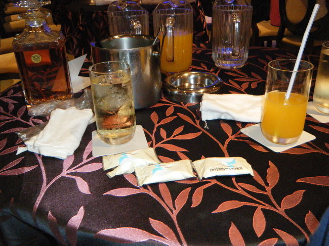 8時からニューハーフショーです。<br />子供は、これが楽しみでこのホテルを選びました。<br /><br />ウーロン茶、オレンジジュース、ウイスキーが飲み放題です。7時半から入場できるので、早めに行ってウイスキーを頂きます。<br />