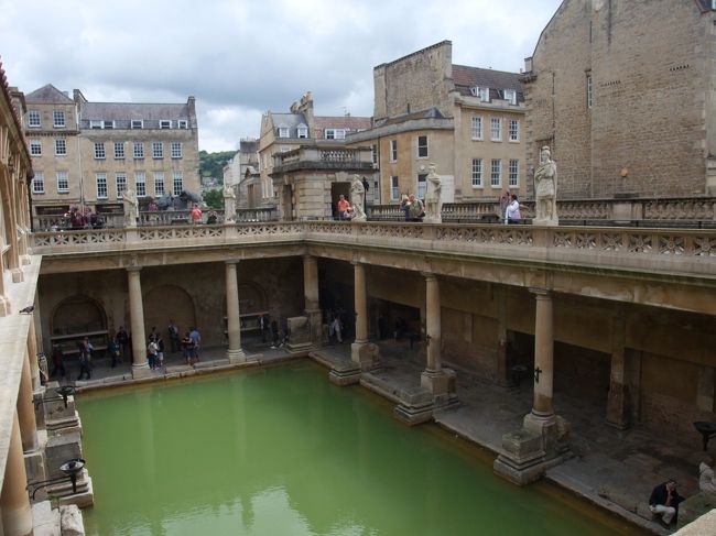 【ローマン・バス】<br />お風呂の町バースを象徴する紀元前1世紀頃にローマ人が造った浴場の跡。他に例を見ない大規模な浴場は、当時バースがローマ帝国の一大温泉保養地であっとことを物語っていると言われています。