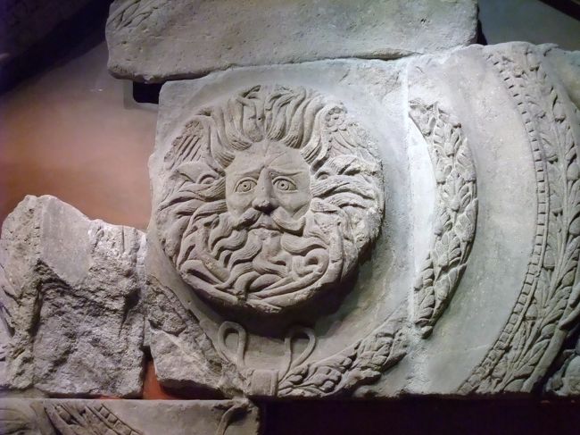 【ゴルゴンのレリーフ】<br />古代ローマでは温泉の効力は神の力だと考えられており、女神ミネルヴァの地として地下に神殿も建てられていた。その中には、世界でも有数の保存状態の良いゴルゴンのレリーフが残されています。迫力あります。