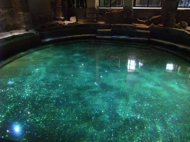 【円形の風呂】<br />今では人々が祈りを込めて投げ込んだコイン風呂となっています。でもなんだか神秘的な雰囲気。