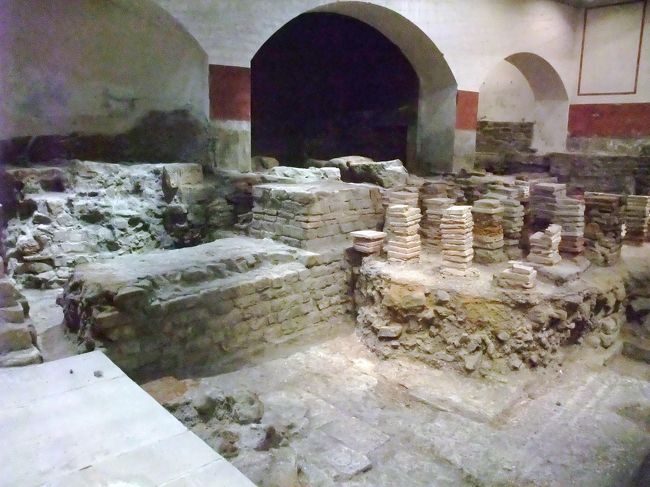 【サウナ風呂】<br />熱を蓄えるレンガが積み重ねられています。