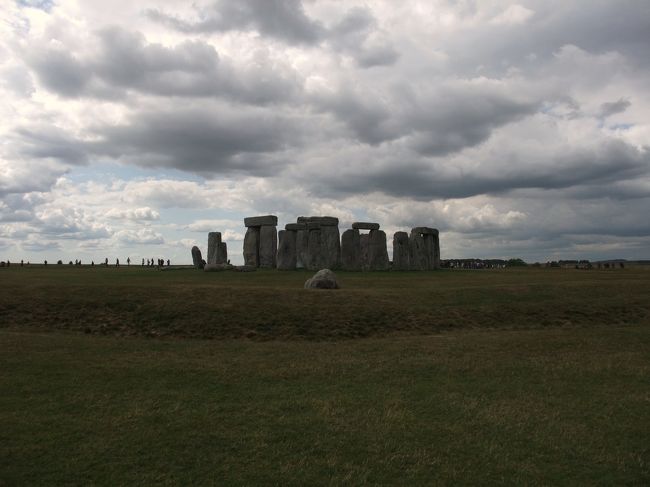 【ストーンヘンジ2】<br />一体この石群の意味は何なのか？<br />これは現代までも諸説が語られていて、魔術師、古代天文学的理論、儀式の場、エイリアン説など、嘘か真か、実に多岐に渡っていて、未だに真相は謎のようです。ロマンがあっていいんじゃないかな。写真の通り、周辺は平原地帯が広がっていて、妄想の世界に浸るには絶好の環境ですしね！