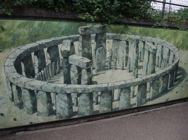 【ストーンヘンジ想像図】<br />今でこそ世界遺産として管理されていますが、昔々は、壊したり、石を持ち帰ったりと、荒らされていたため、残った石も少なくなっています。